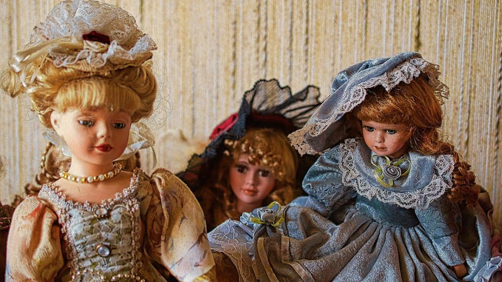 Puppen und Geschichte: Die Ausstellung „geliebt geraubt“ im MIK